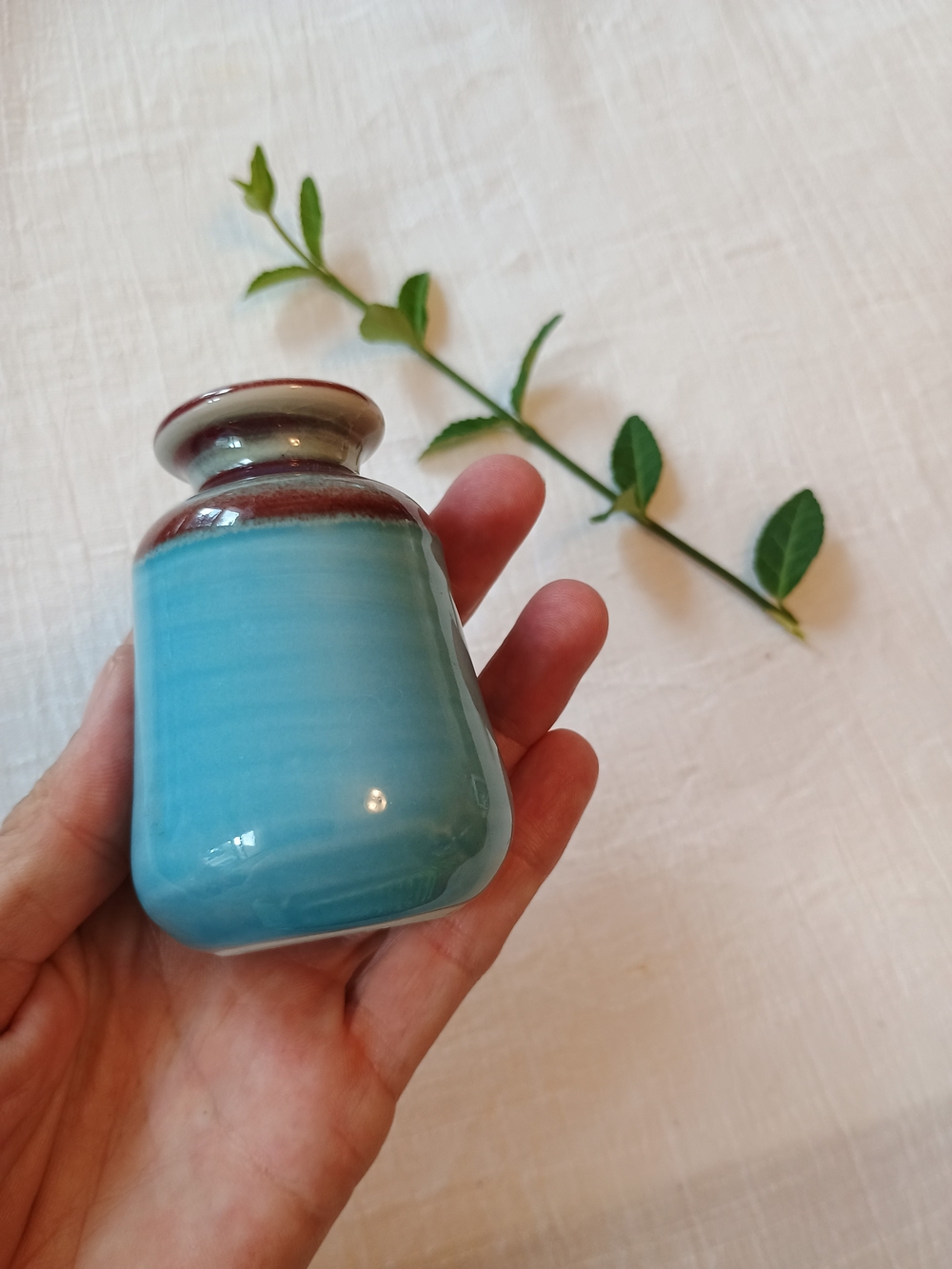 🩵 MCM DECOR 🩵 VtG 60s - 70s Blue & Cranberry Drip Glazed Mini Vase, Quiet Lux